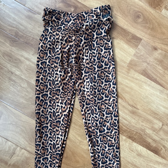 Lici fit v-cut scrunch cheetah legging - Picture 1 of 3